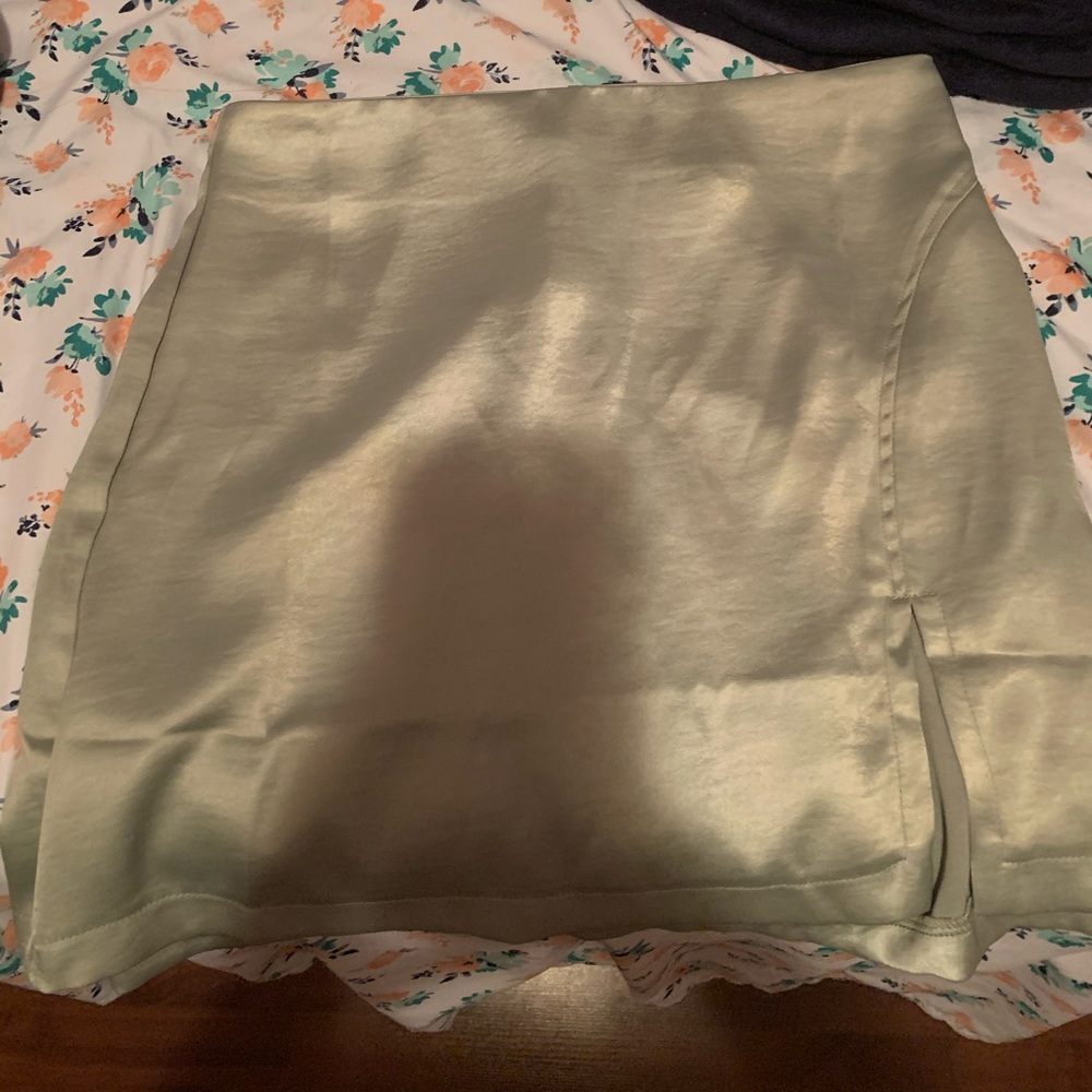 Beautiful silk skirt I’m 4’11 so fit me long